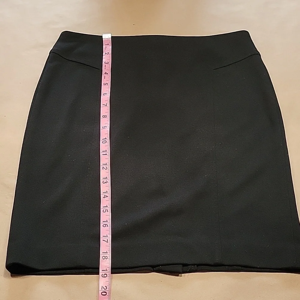 LOFT Size 2 Black Pencil Skirt, Back Zipper Closure, Excellent Used Condition